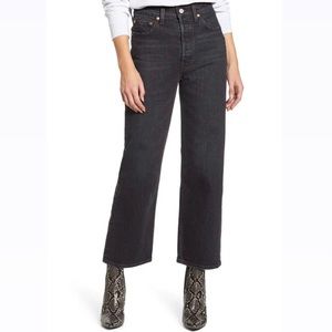 Levi’s Ribcage Straight Jeans in Feelin Cagey washed black